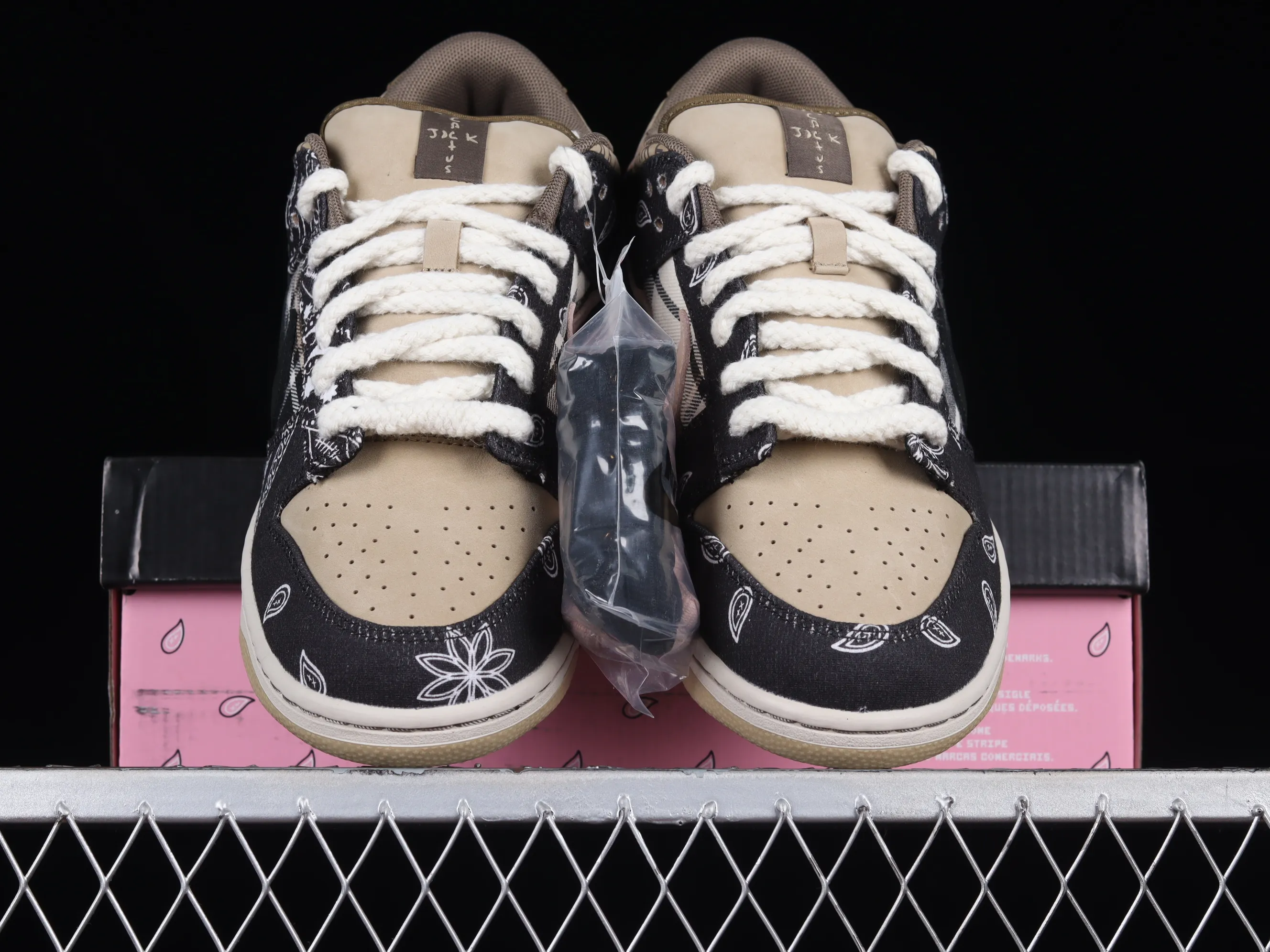 All categories Nk SB Dunk series Nk SB Dunk Low low-top sneakers M version Travis Scott x Nk SB Dunk joint sneakers Cashew fruit SB low-top casual sports skateboard shoes CT5053-001